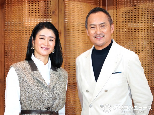 ブランド創始者の”熱弁”を見守った（左から）小雪、渡辺謙 （C）ORICON NewS inc.