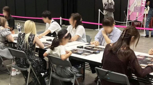 2025年9月に開催された「探偵サミット2025」にて『名探偵コナン』のTCGを楽しむ女性プレイヤーたち。（C）ＴＯＭＹ