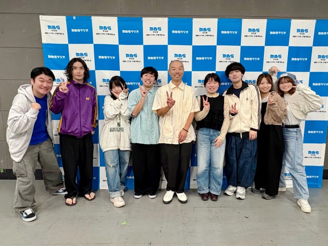 『ダウ90000の演技旅行』で脚本を務めるアキナ・山名文和（中央）とダウ90000（C）MBSラジオ