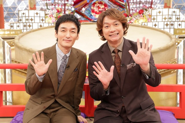 11月28日放送『大相撲フードバトル ～2025冬の陣～』で共演する（左から）草なぎ剛、香取慎吾 （C）フジテレビ