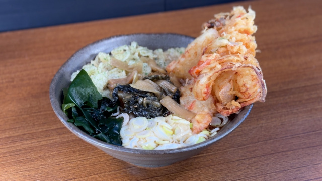 BS日テレ『ドランク塚地のふらっと立ち食いそば』より　（C）BS日テレ