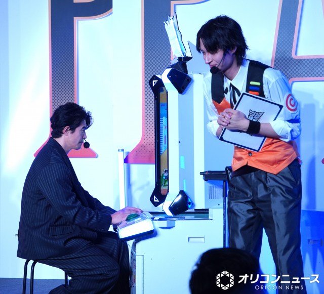 ゲームを体験して“奇声”を上げた伊藤英明 (C)ORICON NewS inc.