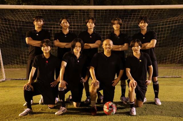 28日放送『タイムレスマン』に出演する(前列左から)佐藤勝利、菊池風磨、小野伸二、猪俣周杜(後列左から)篠塚大輝、寺西拓人、橋本将生、松島聡、原嘉孝(C)フジテレビ