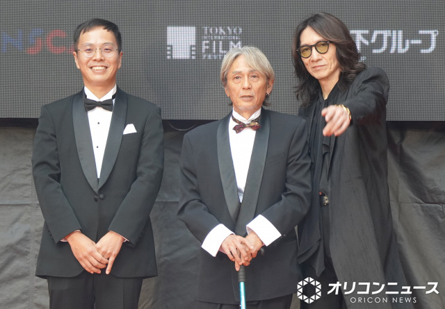 『第38回東京国際映画祭（TIFF）』のレッドカーペットに登場した（左から）エリザベス宮地、ERO、吉井和哉 （C）ORICON NewS inc.