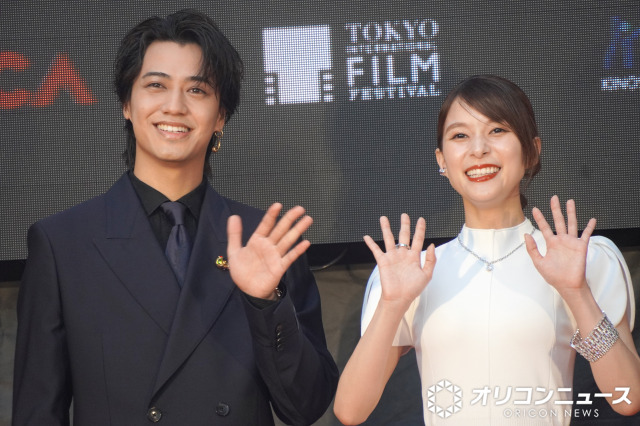 『第38回東京国際映画祭(TIFF)』のレッドカーペットに登場した(左から)高橋海人、芳根京子 (C)ORICON NewS inc.