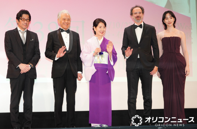 『第38会東京国際映画祭(TIFF)』オープニングイベント セレモニーに登壇した(左から)阪本順治監督、安藤裕康チェアマン、吉永小百合、カルロ・シャトリアン審査委員長、のん (C)ORICON NewS inc.
