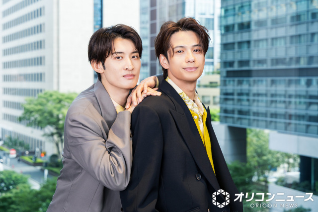 初共演で信頼感たっぷりに語り合った(左から)向井康二、森崎ウィン  撮影:山崎美蔓(※崎=たつさき)(C)ORICON NewS inc.