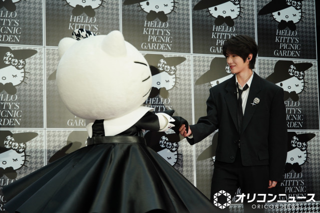 ハローキティ(左)をエスコートしたTOMORROW X TOGETHER・BEOMGYU (C)ORICON NewS inc.