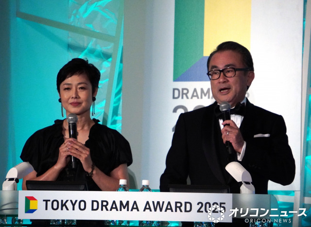 『東京ドラマアウォード 2025』授賞式で司会を務めた(左から)有働由美子、三谷幸喜 (C)ORICON NewS inc.