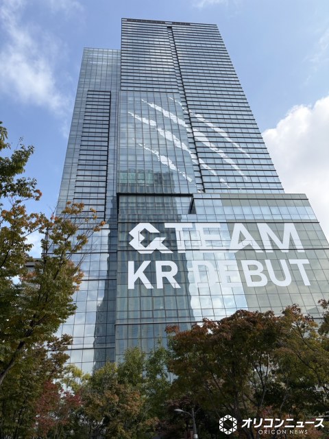 HYBE社屋の&TEAMラッピング (C)ORICON NewS inc.