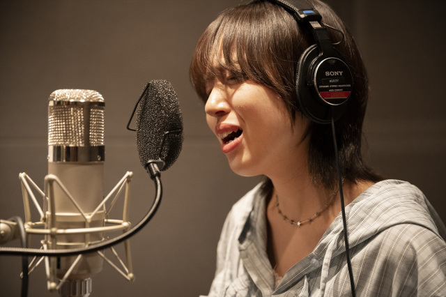 映画『楓』（12月19日公開）でスピッツの「楓」をカバーする十明（C）2025 映画『楓』製作委員会　