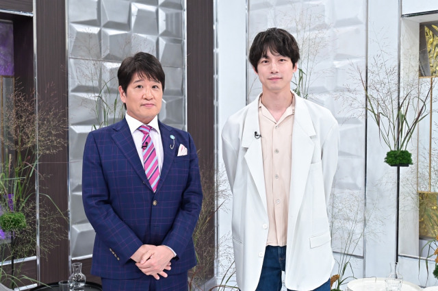 11月2日『日曜日の初耳学』に出演する(左から)林修、坂口健太郎(C)MBS