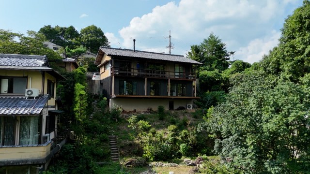 11月1日放送『住人十色』=斜面に建っているため、リビングダイニングがあるのは2階部分(C)MBS