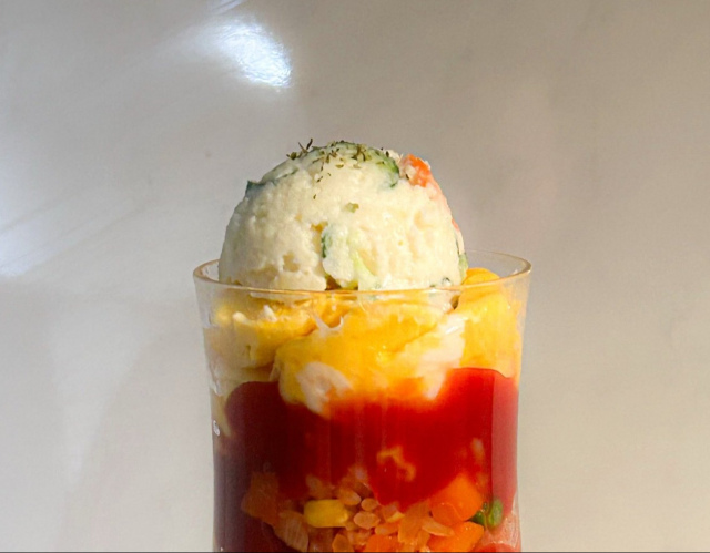 「クリームソーダみたいなオムライス」（画像提供：盛り塩さん @morisugi_warota ）