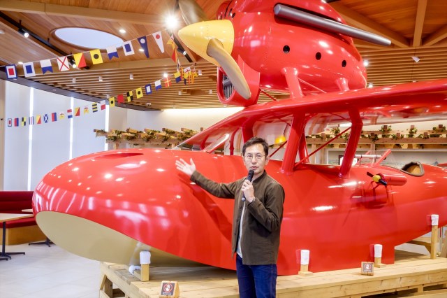 「サボイア S-21」を新たに設置した「ロタンダ 風ヶ丘」内覧会に登壇したジブリパークの宮崎吾朗監督