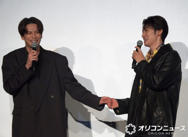 映画『（LOVE SONG）』公開記念舞台あいさつに登壇した（左から）森崎ウィン、向井康二 （C）ORICON NewS inc.