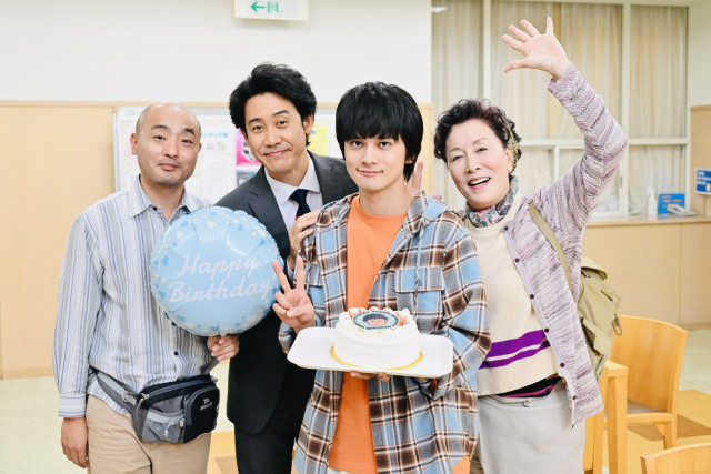 『ちょっとだけエスパー』大泉洋らが北村匠海の誕生日を祝う （C）テレビ朝日