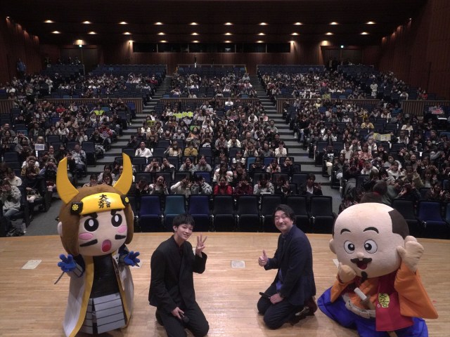 近畿大学「第77回生駒祭」に登場した（左から）三成くん、松本怜生、池田鉄洋、ひでよしくん