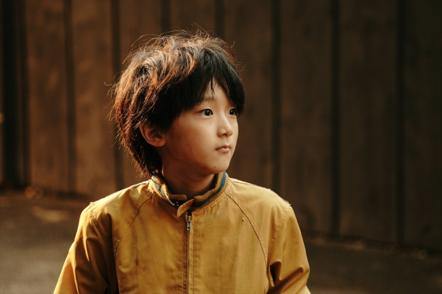 映画『盤上の向日葵』（公開中）坂口健太郎演じる主人公の幼少期を演じた小野桜介 （C）2025映画「盤上の向日葵」製作委員会