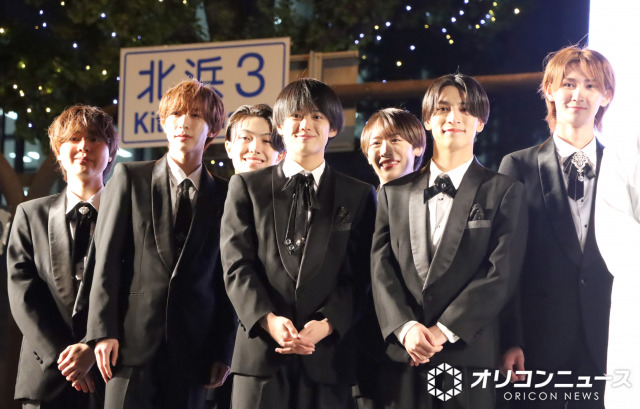 『大阪・光の饗宴2025』開宴式に参加したAmBitious（左から）岡佑吏、永岡蓮王、井上一太、真弓孟之、浦陸斗、山中一輝、大内リオン （C）ORICON NewS inc.