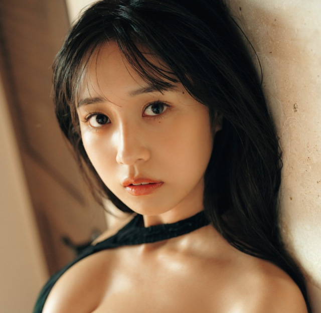 溝端葵＝『週刊ヤングマガジン』49号（講談社）