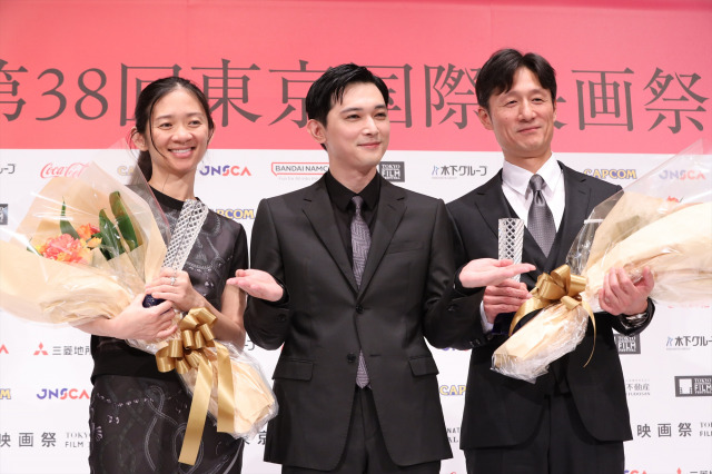 黒澤明賞授賞式の模様（左から）クロエ・ジャオ監督、吉沢亮、李相日監督