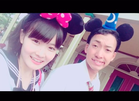 高校時代の2人。ディズニーデートを楽しむデコさん（右）＆ブーさん（左）。その後…？