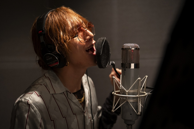 映画『楓』（12月19日公開）でスピッツの「楓」をカバーする渋谷龍太（SUPER BEAVER）（C）2025 映画『楓』製作委員会　