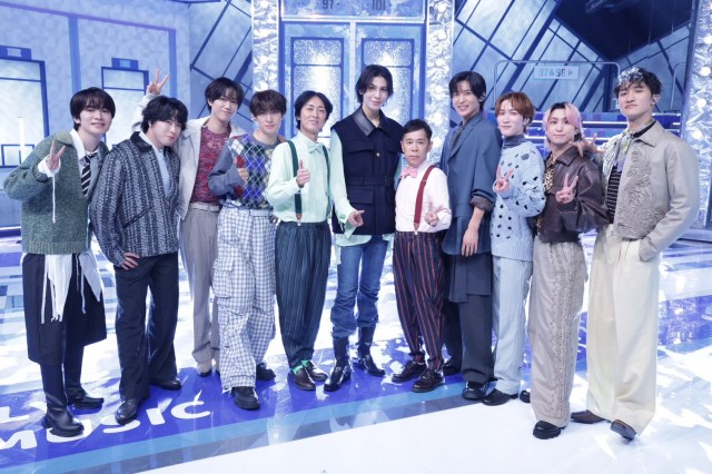 5日放送『週刊ナイナイミュージック』に出演する（左から）深澤辰哉、宮舘涼太、阿部亮平、向井康二、矢部浩之、ラウール、岡村隆史、目黒蓮、渡辺翔太、佐久間大介、岩本照 （C）フジテレビ