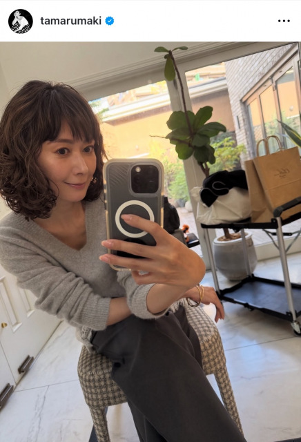 田丸麻紀「先日のデザインミーティング 出社スタイル」（写真はインスタグラム @tamarumaki より）