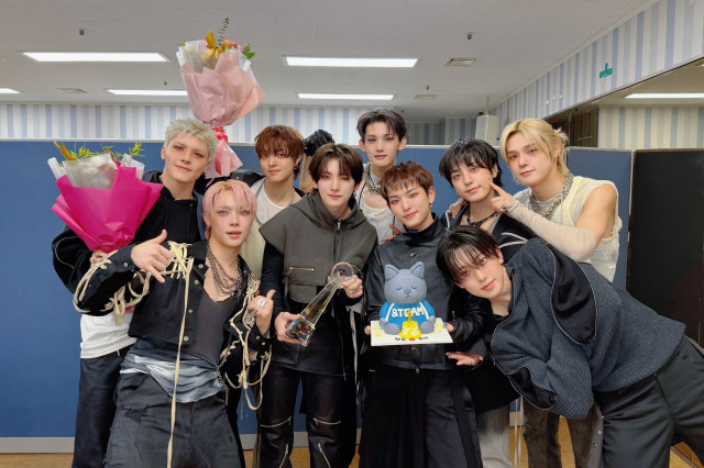 韓国音楽番組KBS 2『MUSIC BANK』に出演した&TEAM（C）YX LABELS