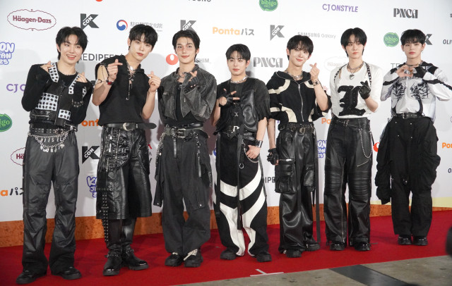 EVNNE（左から）パク・ジフ、イ・ジョンヒョン、パク・ハンビン、ケイタ、ユ・スンオン、チ・ユンソ、ムン・ジョンヒョン （C）ORICON NewS inc.