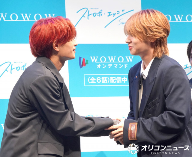 “両手握手”のツーショットを披露した（左から）高橋恭平、伊野尾慧 （C）ORICON NewS inc.