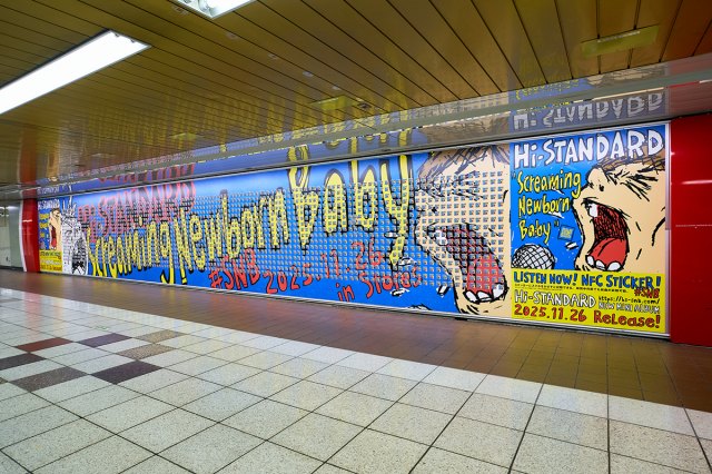 Hi-STANDARD、新曲が聴ける“スマートステッカー”を新宿駅に4000枚掲出