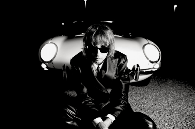 マネスキンのギタリストがソロ始動　ハマ・オカモト×チャド・スミス（RHCP）のリズム隊楽曲も　プロデュースはトム・モレロ（RATM）