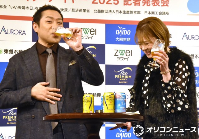 ビールをがぶ飲みする（左から）はなわ、塙智子 （C）ORICON NewS inc.