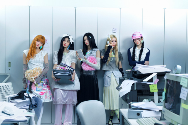 ILLITの1stシングルアルバム「NOT CUTE ANYMORE」「NOT CUTE」バージョンのコンセプトフォト（P）＆（C） BELIFT LAB Inc.