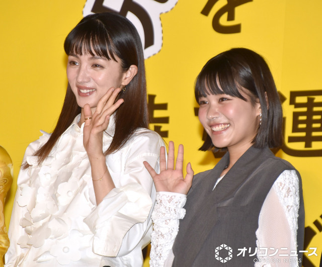 映画『兄を持ち運べるサイズに』舞台あいさつ付きプレミア上映会に参加した（左から）満島ひかり、青山姫乃 （C）ORICON NewS inc.