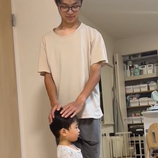 15歳年上の兄にナデナデしてもらっている弟くん（2）