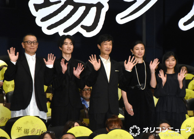 映画『平場の月』初日舞台あいさつに登壇した（左から）土井裕泰監督、坂元愛登、堺雅人、井川遥、一色香澄 （C）ORICON NewS inc.