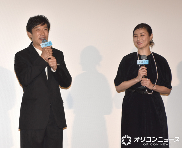 映画『平場の月』初日舞台あいさつに登壇した（左から）堺雅人、井川遥 （C）ORICON NewS inc.