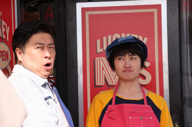 『ESCAPE　それは誘拐のはずだった』第7話に出演する（左から）吉田ウーロン太、猫背椿（C）日本テレビ