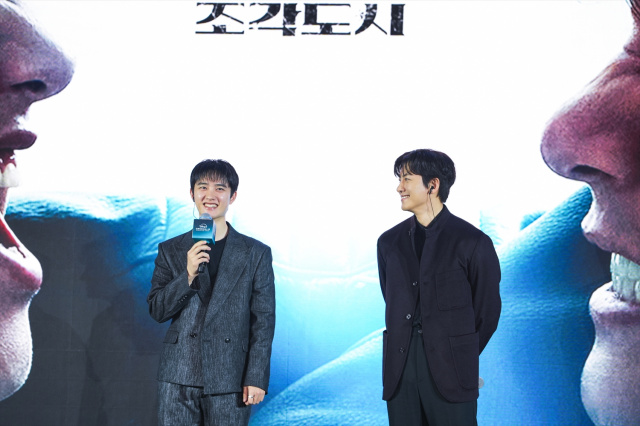 『捏造された都市』より（左から）ド・ギョンス（EXO D.O.）、チ・チャンウクが登壇＝「ディズニープラス・オリジナル・プレビュー 2025」にて（C）2025 Disney and its related entities