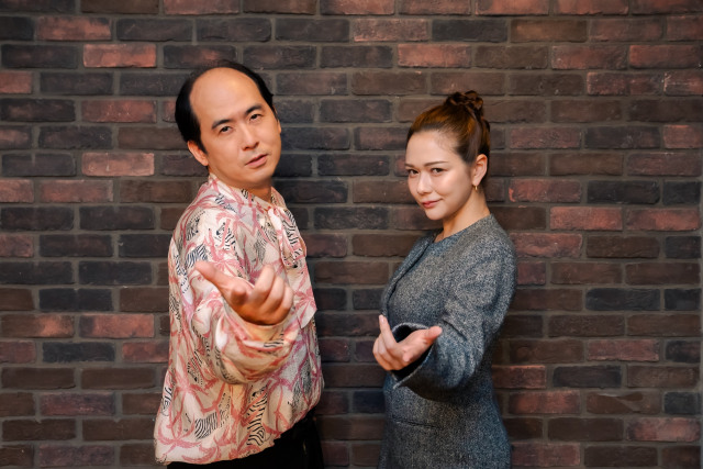 『Grats on LE SSERAFIM -Road to TOKYO DOME-』に出演した（左から）斎藤司、村重杏奈（C）SOURCE MUSIC / HYBE JAPAN. All Rights Reserved.