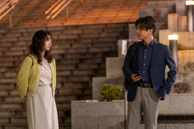 赤坂（門脇麦）、市川（岩田剛典）＝映画『金髪』（11月21日公開）（C）2025 映画「金髪」製作委員会