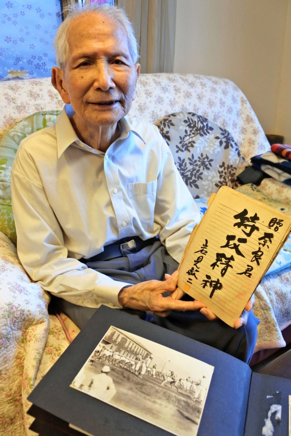 終戦直後、訓練仲間の寄せ書きを集めた筆記帳を大切に保管している奈良伍郎さん