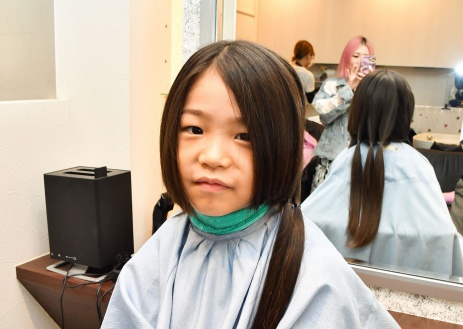 ヘアドネーションをした東谷山小３年・追立結吏君