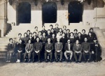 鹿児島県保健婦養成所の同級生らとの集合写真。２列目の右から２人目が立野初枝さん＝１９４４年、鹿児島市公会堂（現中央公民館）前