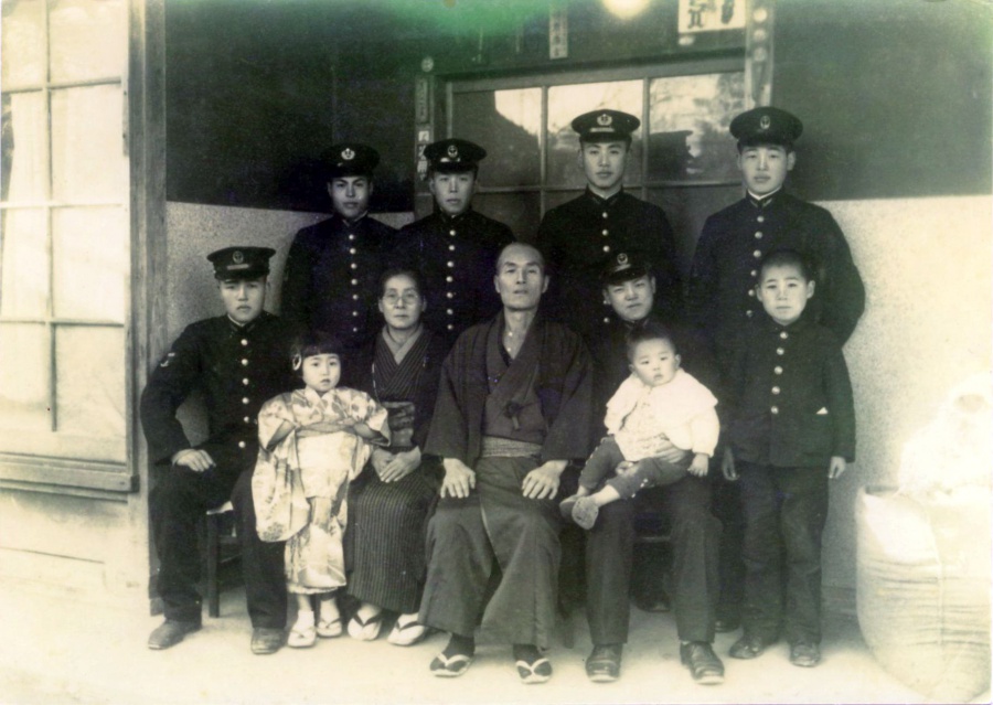 小松島航空隊知多分遣隊時代の井ノ久保武義さん（前列右から２人目）。後列右から２人目が特攻で戦死した飯塚英次さん（井ノ久保さん提供）