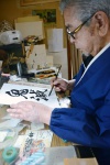昭和書体のほとんどの和文書体を手掛けてきた綱紀栄泉さん＝さつま町虎居町